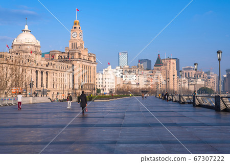 <Shanghai> Shanghai cityscape and the Bund in the early morning 67307222