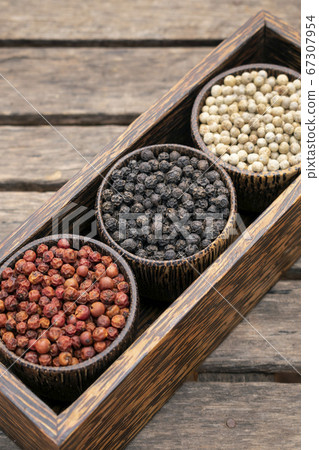 Organic white red and black pepper corns in wood Organic white red and black pepper corns in wood 67307954