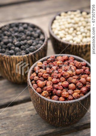 Organic white red and black pepper corns in wood 67307956