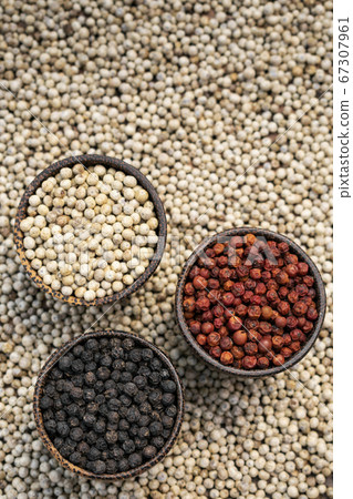 Organic white red and black pepper corns in wood Organic white red and black pepper corns in wood 67307961