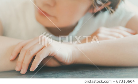 Women in their thirties who feel tired 67310604