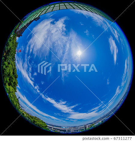 太陽的整個天空，烏云密布的天空，圓形魚眼 67311277