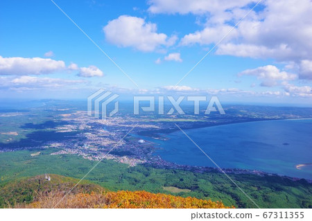 青森縣:從秋色的山峰看到的陸奧市。 青森縣:從秋色的山峰看到的陸奧市。 67311355