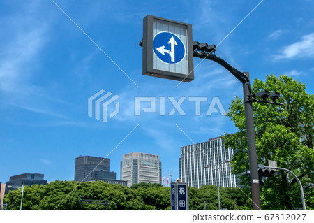 可變標誌板上的路標 可變標誌板上的路標 67312027