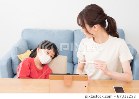 父母和子女接受在線醫療 67312258