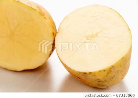 馬鈴薯的橫截面切成兩半。 （白色背景） 67313060