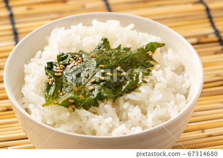 大米上撒上芝麻醬油，並用大葉子（綠葉）醃製。 67314680