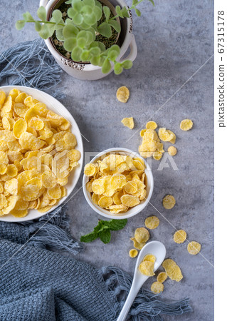 Corn flakes dessert breakfast spoon top view corn flakes with milk コーンフレーク 牛乳 67315178
