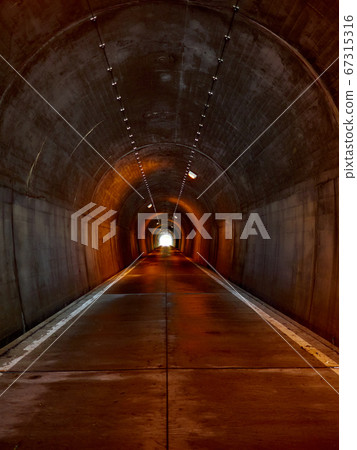照明但昏暗的隧道處所 67315316