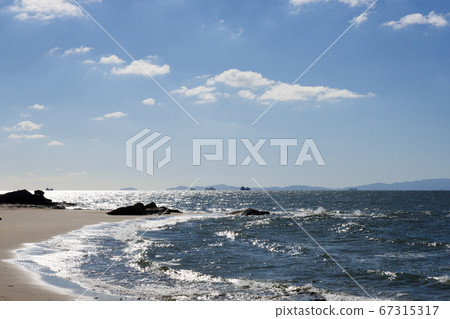 沙灘閃耀著強烈的陽光 沙灘閃耀著強烈的陽光 67315317