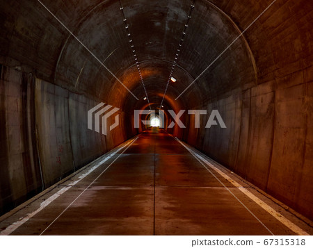 照明但昏暗的隧道處所 67315318