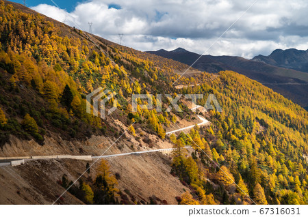 Beautiful Autumn landscape view of Baimang mountain in China 67316031
