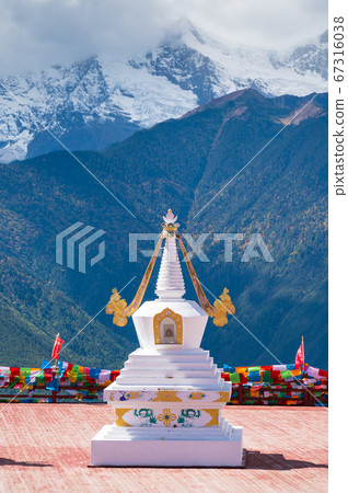 traditional Tibetan buddhist style white pagoda with meili snow mountain on background traditional Tibetan buddhist style white pagoda with meili snow mountain on background 67316038