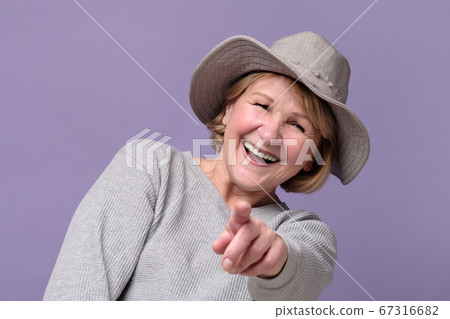 Woman in summer hat pointing her finger at the camera 67316682