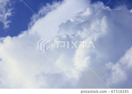 Beautiful clouds in the sky Beautiful clouds in the sky 67318285