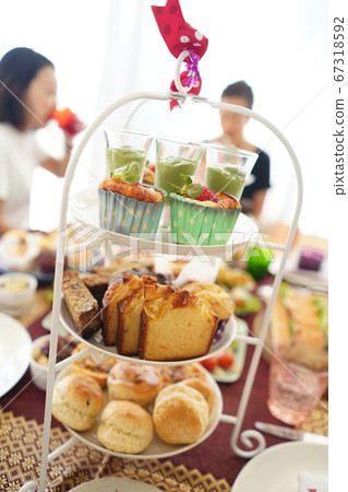 Happy time to enjoy girls' party at high tea 67318592