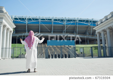 Smiling rich arabian man's buying real estate in the city 67319304