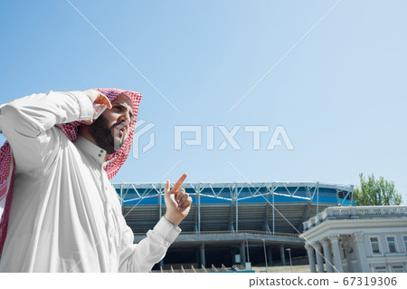 Smiling rich arabian man's buying real estate in the city 67319306