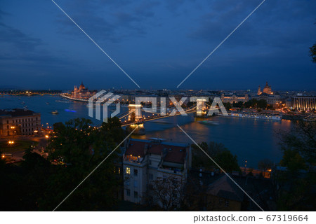 鐵索橋,串石電燈,萬家燈城,美麗的夜景 鐵索橋,串石電燈,萬家燈城,美麗的夜景 67319664