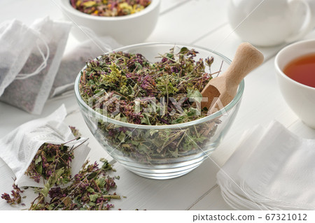 Origanum vulgare, tea bags with marjoram flowers Origanum vulgare, tea bags with marjoram flowers 67321012