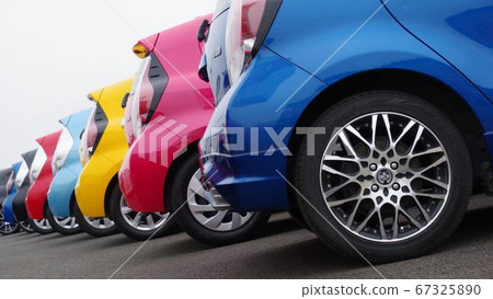 經銷商排隊的汽車五顏六色的混合動力汽車 67325890