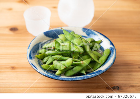 板上的綠色大豆 板上的綠色大豆 67326675