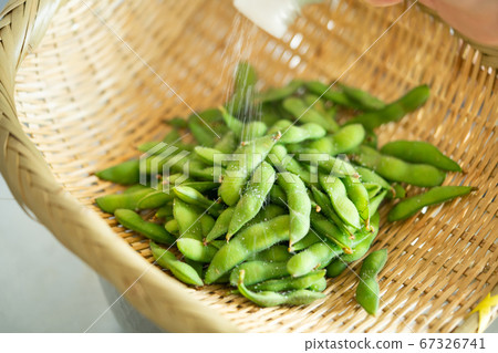 Sprinkle salt on freshly boiled green soybeans. Sprinkle salt on freshly boiled green soybeans. 67326741