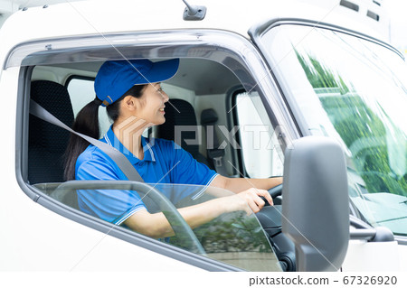 年輕的女司機，駕駛一輛卡車 67326920