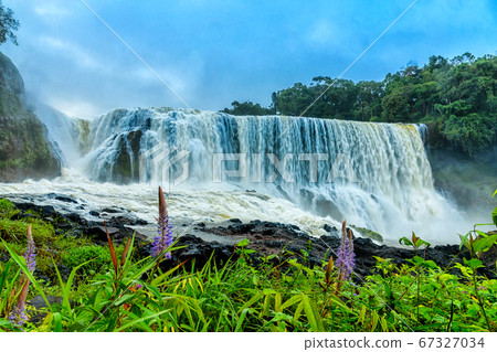 The powerful of Sae Pong Lai waterfall in Southern The powerful of Sae Pong Lai waterfall in Southern 67327034