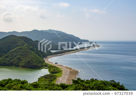鹿兒島縣越志島的長灘和藍天 67327039