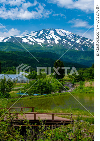 從山形縣遊佐町遊町町的入口眺望高海山 67327687