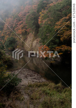 Kameyama lake autumn leaves 67328048