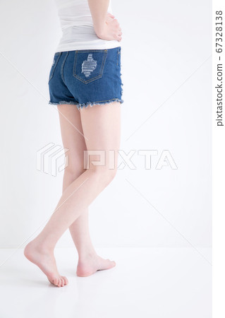 穿短褲的女人 67328138