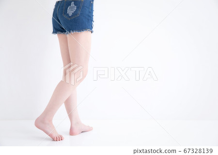 Woman in shorts 67328139