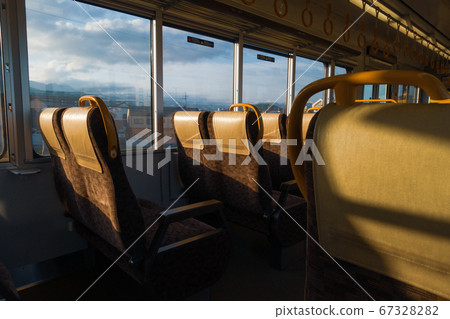 早上無乘客的火車內風景 67328282