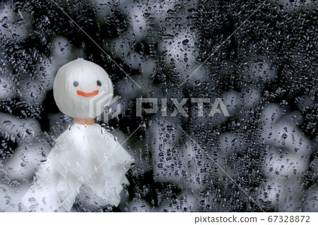 Teru Terubozu掛在窗台上，向外望 67328872