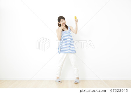 女性白色背景客廳 67328945