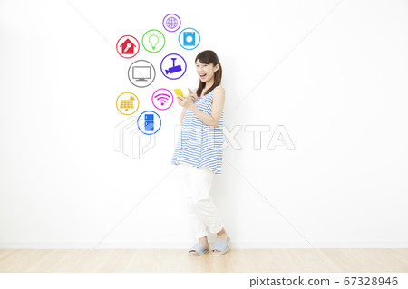 女性白色背景客廳 67328946