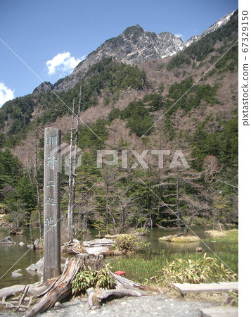 Myojin Pond (Ninoike) in Kamikochi (Matsumoto City, Nagano Prefecture) Myojin Pond (Ninoike) in Kamikochi (Matsumoto City, Nagano Prefecture) 67329150