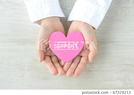 幫助和支持兒童手中的圖像心臟 幫助和支持兒童手中的圖像心臟 67329213
