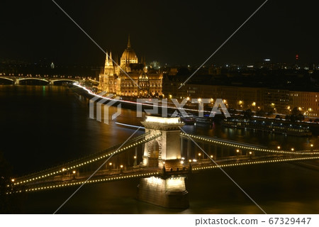 鐵鍊橋,串石點光,城市中的萬家燈籠,美麗的金藍色閃閃發光的夜景。 鐵鍊橋,串石點光,城市中的萬家燈籠,美麗的金藍色閃閃發光的夜景。 67329447