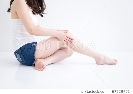 Woman in shorts 67329791