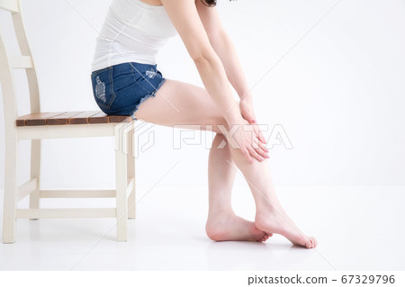 穿短褲的女人 穿短褲的女人 67329796