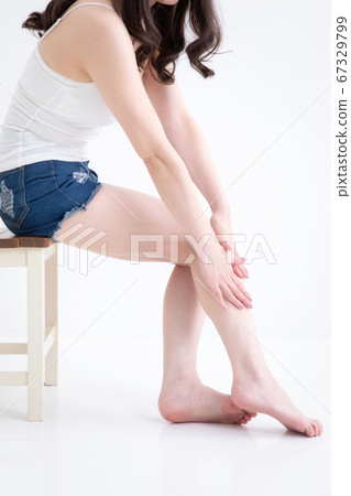 穿短褲的女人 穿短褲的女人 67329799