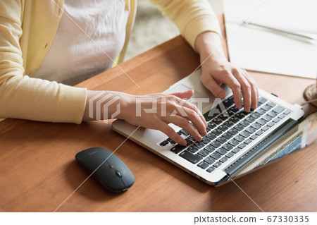 日本年輕女性在家裡進行遠程辦公/遠程工作/在家工作的圖像 67330335