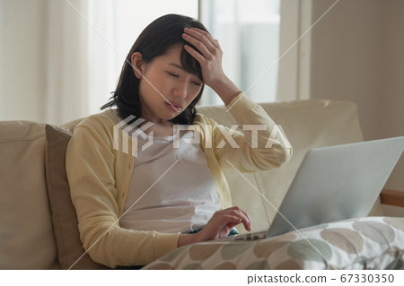 在遠程辦公/遠程工作/在家工作中感到疲倦的日本女性的形象 67330350
