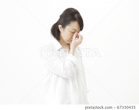 女性中年眼疲勞 67330435