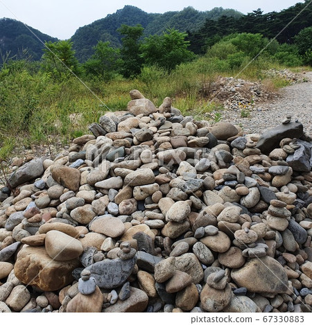 堆積的石頭 67330883