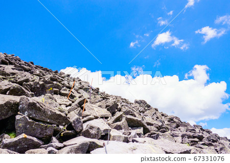 Tateshina mountain climbing in early summer: Scenery just below the summit 67331076