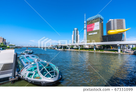 日本的東京城市景觀，俯瞰水上巴士，姬子和螢火蟲在岸邊（後面是新的著名地標，um田川步道 67331099